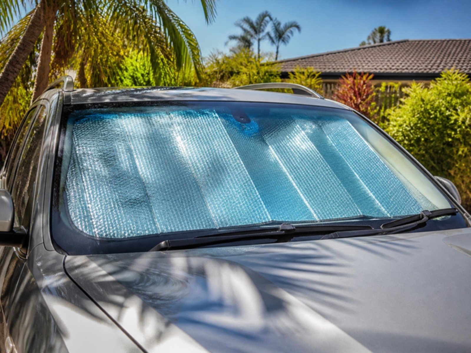 Reflective sunshade in a car windscreen